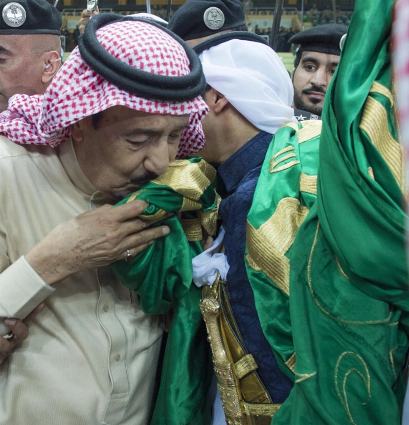 خادم الحرمين أثناء مشاركته في العرضة السعودية بالرياض أمس (بندر الجلعود)