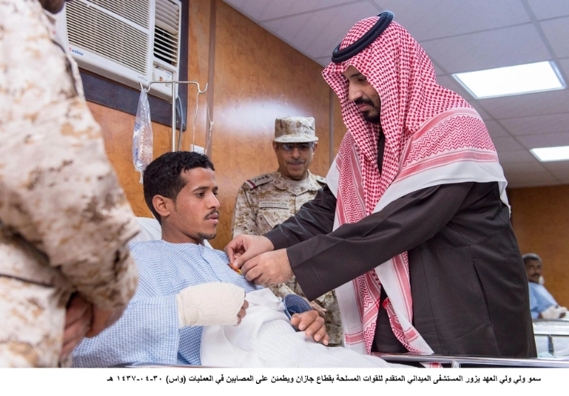 ولي ولي العهد لدى زيارته للمصابين وتقليدهم نوطي الشرف والمعركة