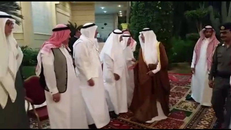 خالد الفيصل خلال تقديمه واجب العزاء لأسرة فارسي أمس في جدة (مكة)