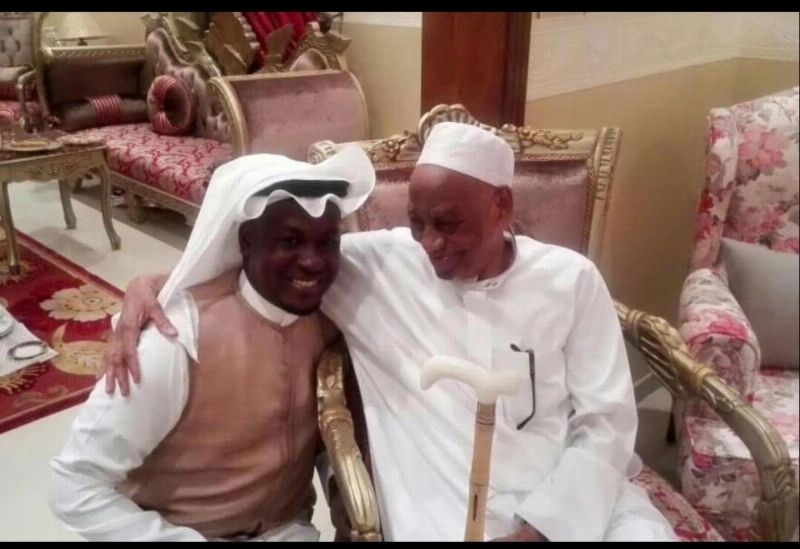 إبراهيم فلاتة مع أحد أبنائه في وقت سابق (مكة)