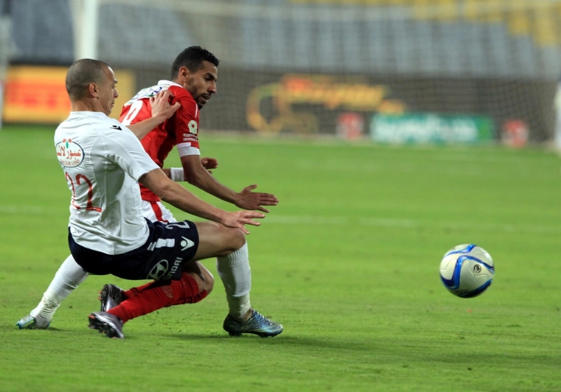 جانب من قمة الأهلي والزمالك أمس (إ ب أ)