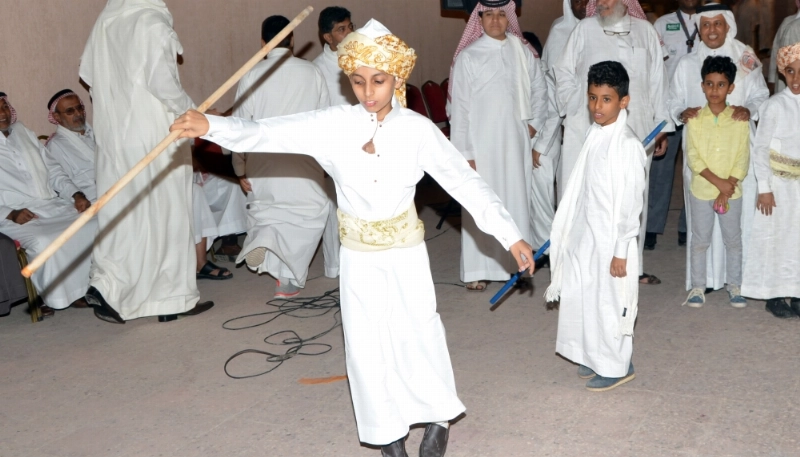 عبدالرحمن خياط يلعب المزمار رغم وجود الكبار (عبدالمحسن دومان)
