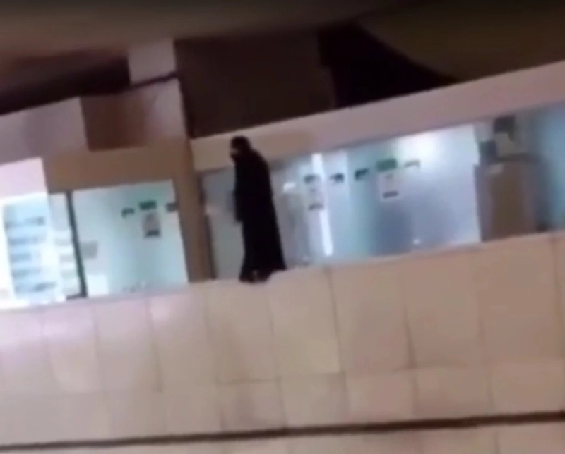 الفتاة أثناء محاولتها الانتحار أمس (مكة)