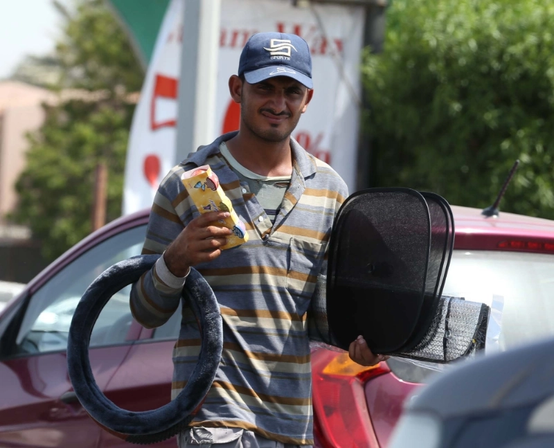 أحد الباعة الجائلين