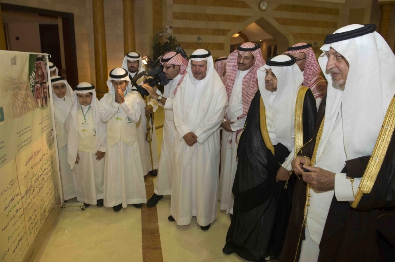 خالد الفيصل مطلعا على عريضة دعم المرابطين (مكة)