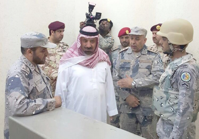 جلوي بن عبدالعزيز متفقدا حرس الحدود (واس)