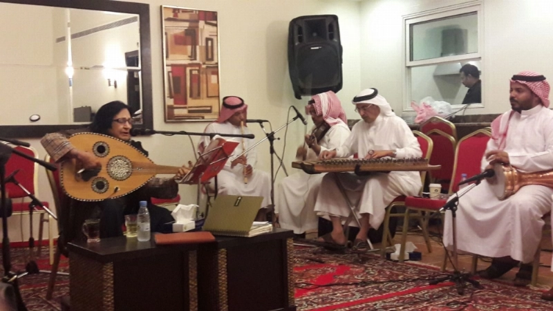 توحة تؤدي أحد أدوارها الغنائية بصحبة فرقة المايسترو مدني عبادي