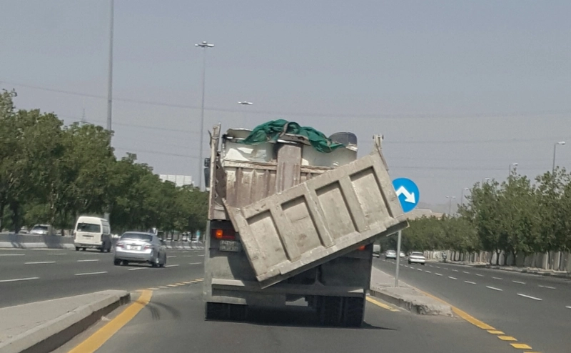 شاحنة تجوب شوارع مكة وبابها الخلفي على وشك السقوط (أحمد جابر)