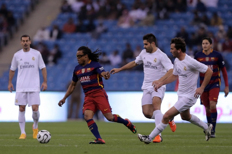 ديفيد إدغار محاصرا بعدد من لاعبي ريال مدريد أمس (محمد مشهور)