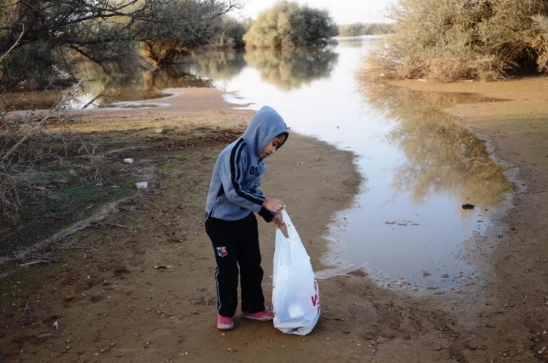 طفل يزيل مخلفات في متنزه بري (مكة)