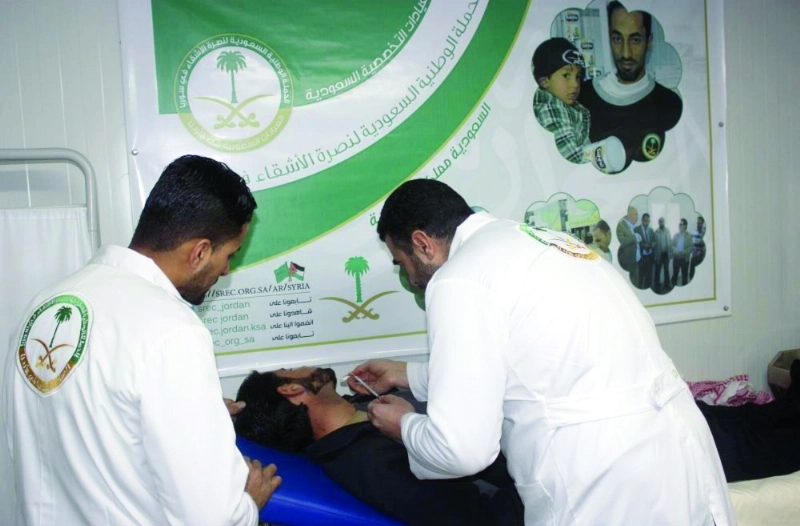 مريض يتم فحصه بعيادة سعودية بالزعتري (واس)
