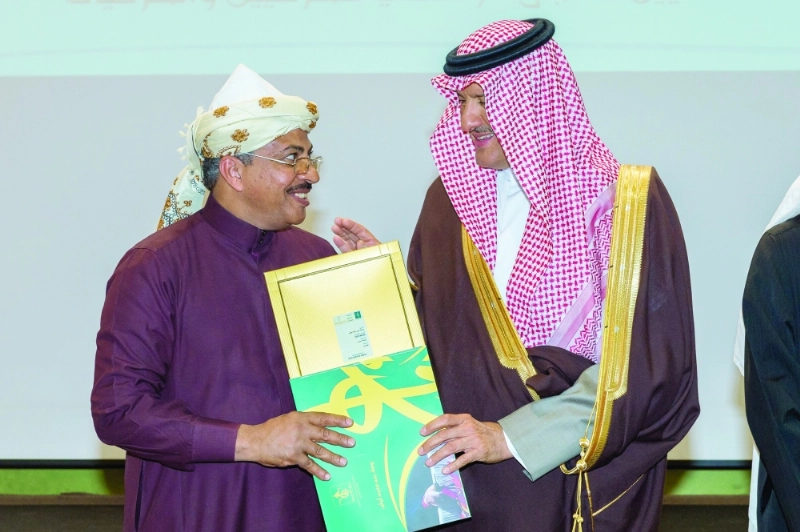 سلطان بن سلمان يسلم أحد الحرفيين بطاقته التعريفية (مكة)