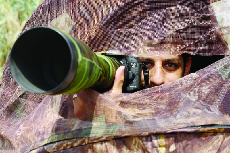 محمد آل رقية متموضعا للتصوير (مكة)