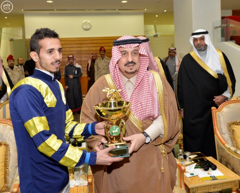 فيصل بن بندر خلال تتويج الفائزين (واس)
