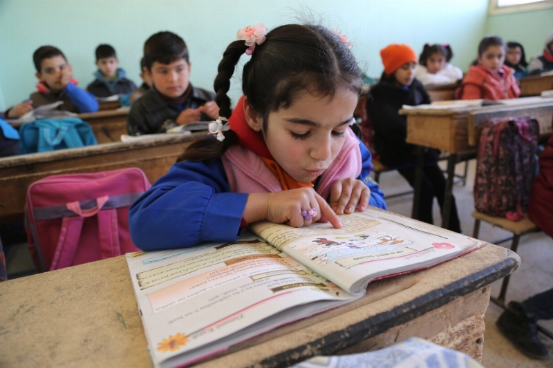 تلاميذ يتلقون دروسهم بمدرسة في القامشلي (أ ف ب)
