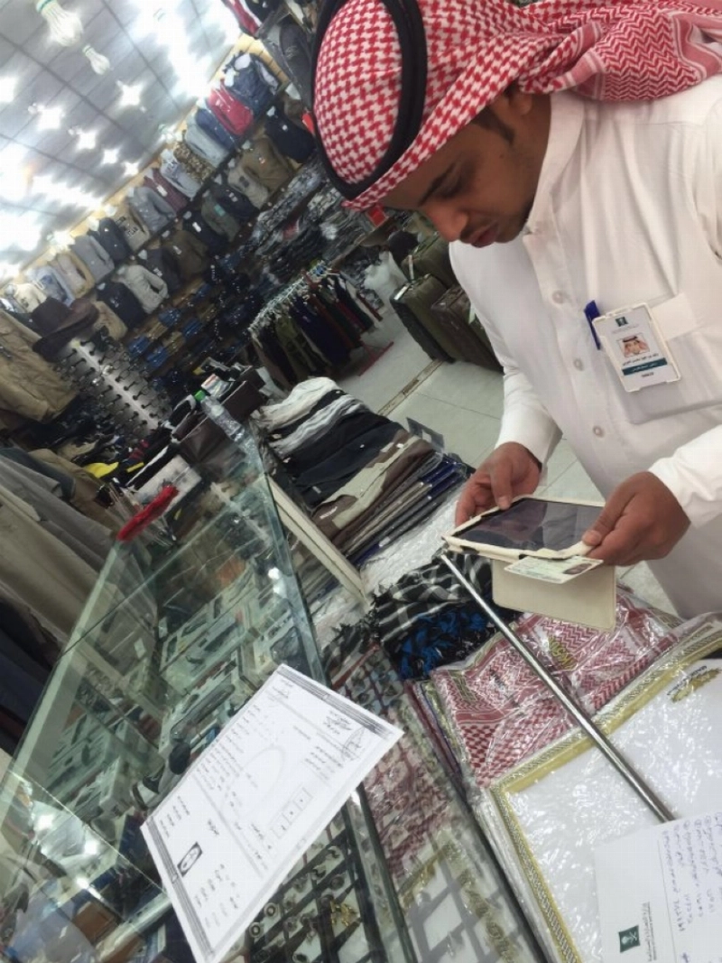 ممثل التجارة أثناء جولة تفتيشية (مكة)