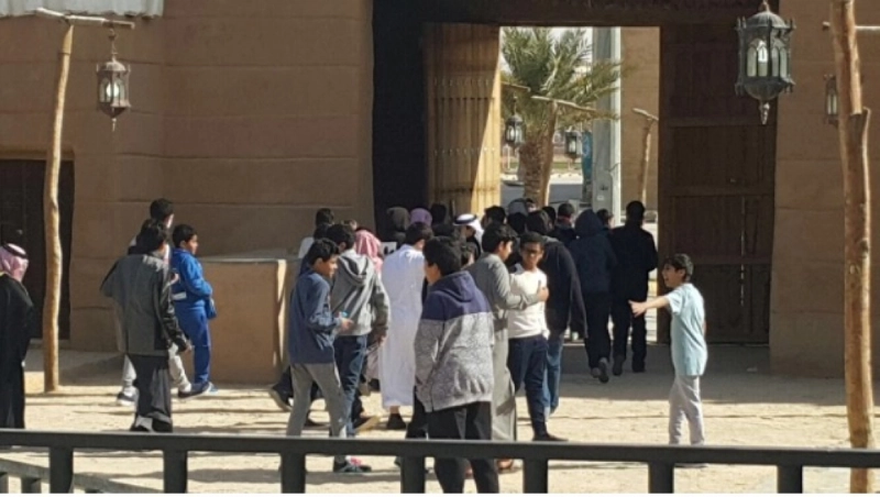 الطلاب أثناء زيارتهم جناحخ نجران (مكة)