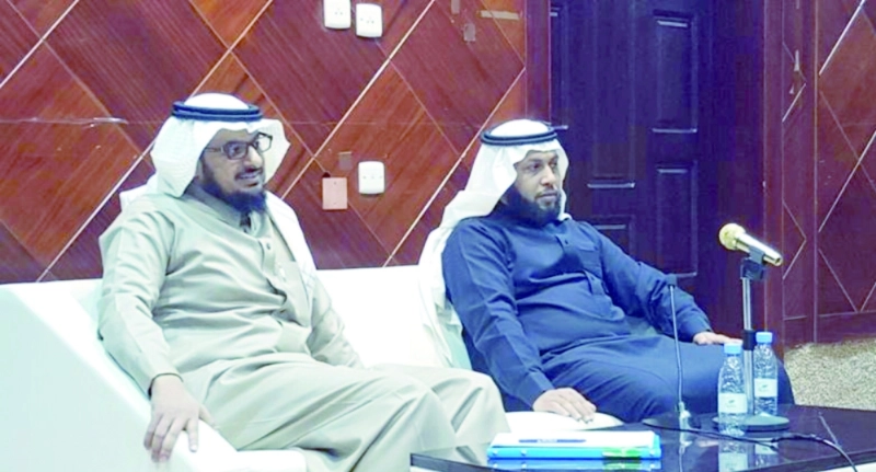 عبدالرحمن الجهني وإلى يساره إبراهيم الفندل (مكة)