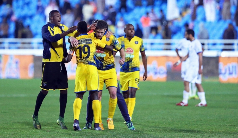 لاعبو التعاون يحتفلون بفوزهم على الهلال أمس (إ ب أ)