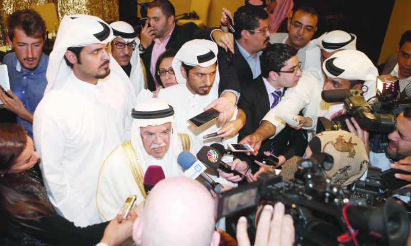 النعيمي محاطا بالصحفيين بعد الاجتماع (رويترز)