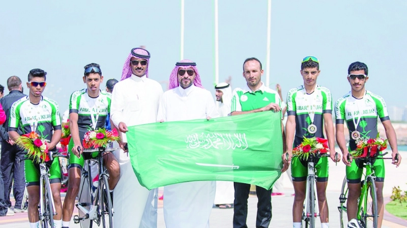 لاعبو منتخب الدراجات يحتفلون بالمركز الثاني (واس)