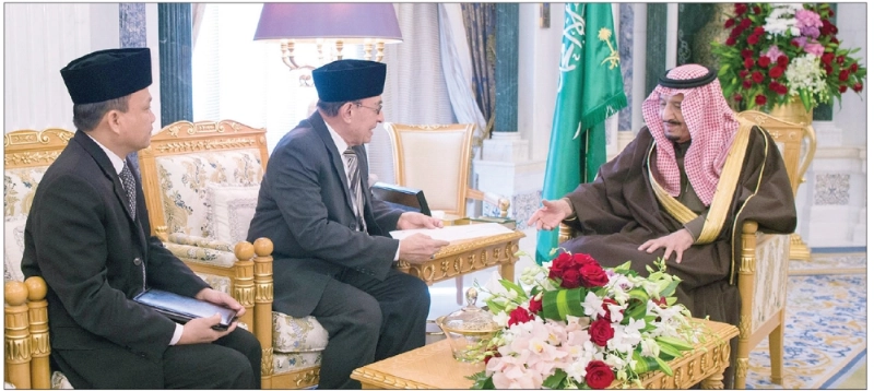خادم الحرمين خلال تسلمه رسالة الرئيس الإندونيسي