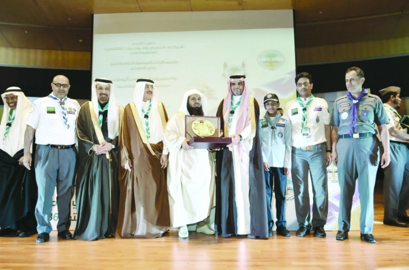 أحمد العيسى مكرما المتميزين بحضور بندر حجار وخالد الفالح (مكة)