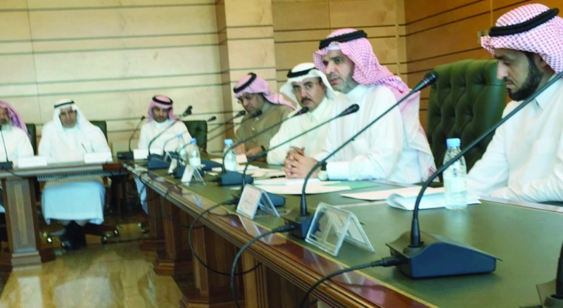 أحمد العيسى خلال اجتماعه بمستثمري التعليم الأهلي والأجنبي أمس (مكة)
