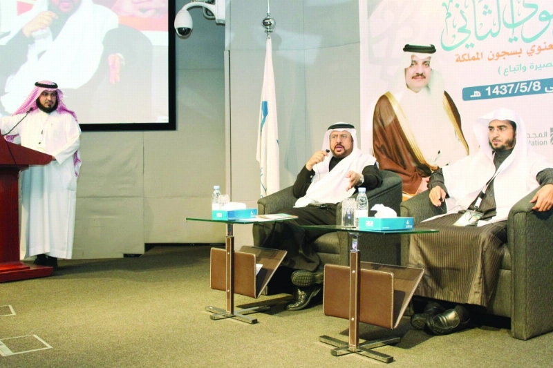 عبدالرحمن الهدلق خلال محاضرته بالملتقى (مكة)