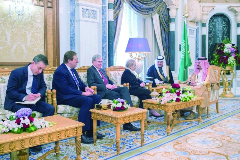 الملك سلمان مستقبلا مادلين أولبرايت أمس (واس)