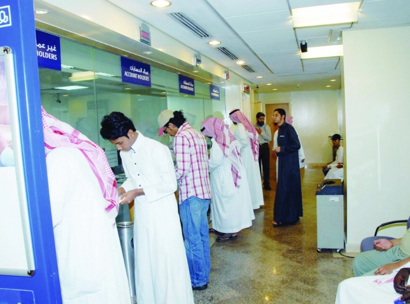 خدمات الصرافين في أحد البنوك المحلية (ثامر الفرج)