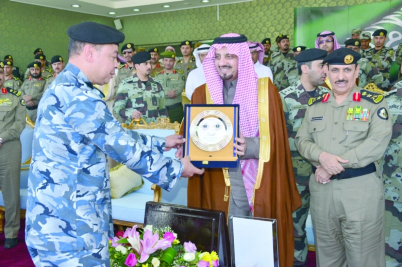 فيصل بن خالد مكرما منسوبي قوات الطوارئ (مكة)