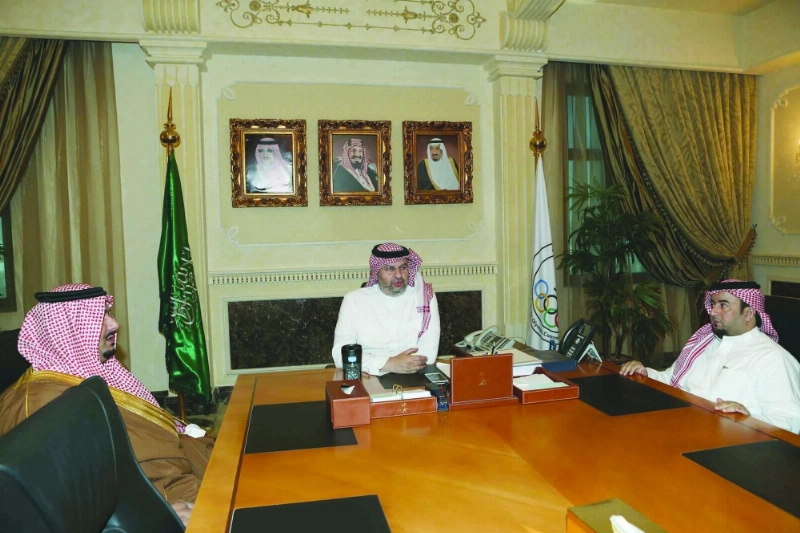 الرئيس العام خلال اجتماعه برئيسي الهلال والأهلي (مكة)