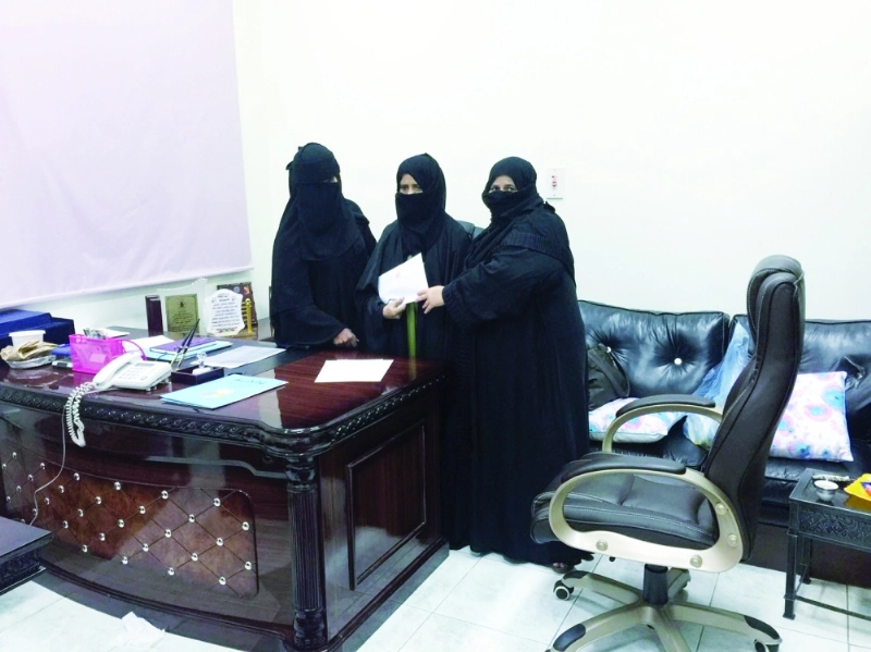 لحظة تسلم المواطنة مبلغ المطالبة (مكة)