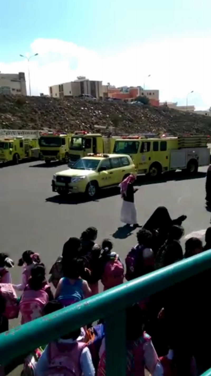 طالبات المدرسة بعد إخلائها نتيجة تماس كهربائي في وقت سابق (مكة)