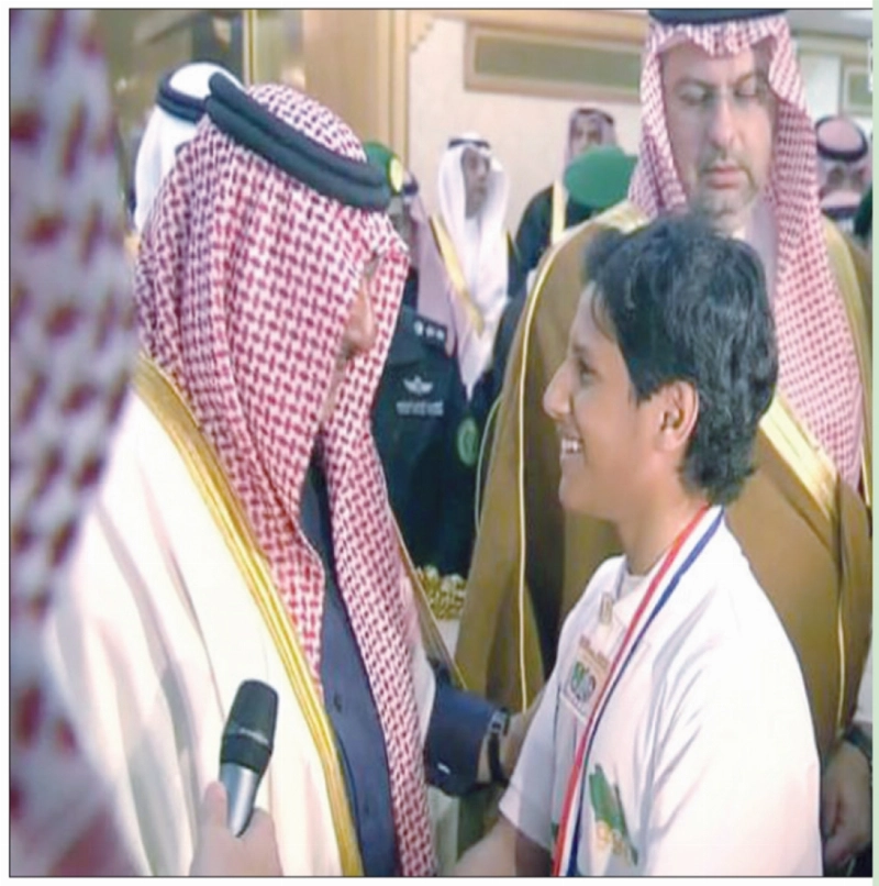 محمد بن نايف يكرم أحد أبناء الشهداء