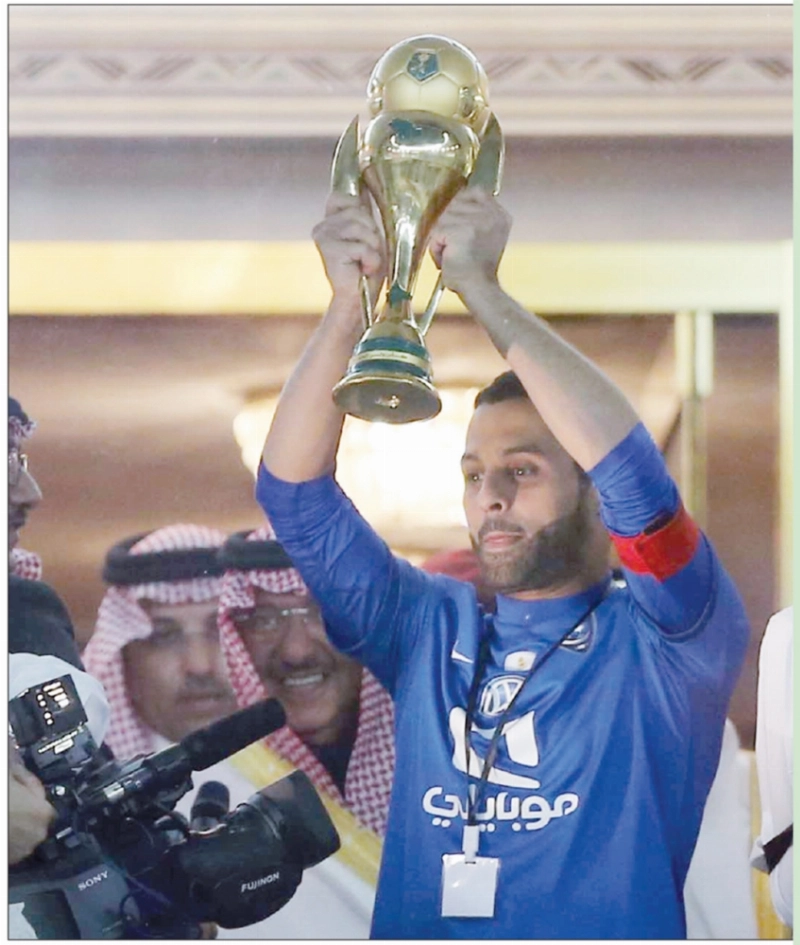 ياسر القحطاني يلوح بالكأس