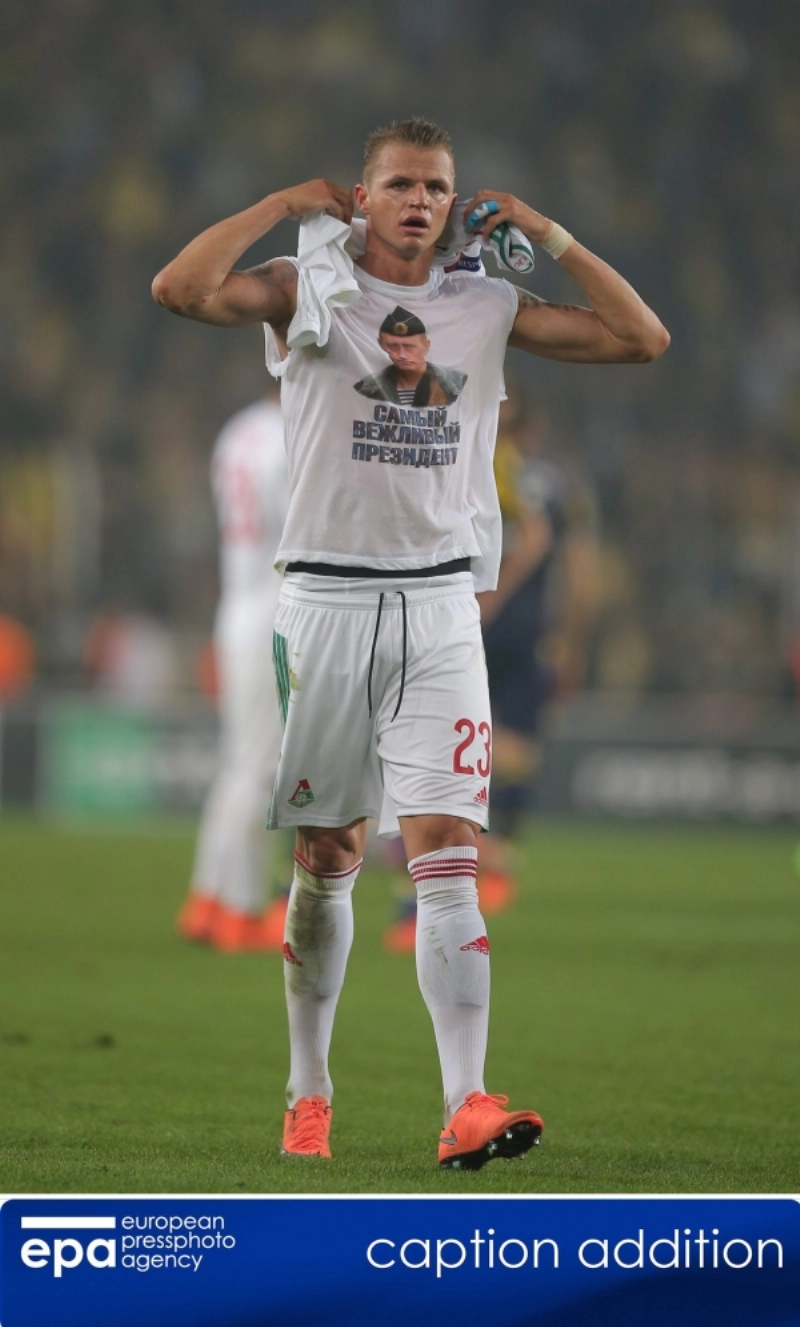 صورة بوتين تبدو على القميص الداخلي للاعب (إ ب أ)