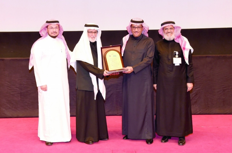الجامعة خلال تكريمها المشاركين (مكة)