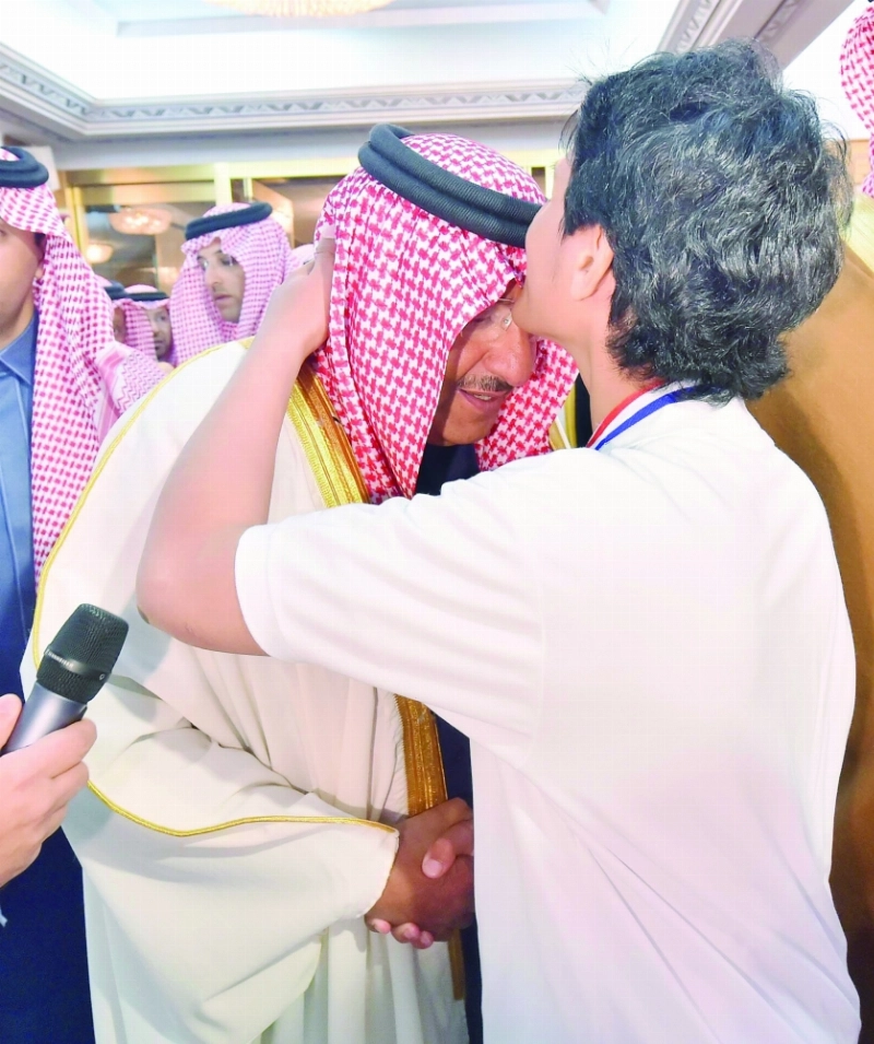 .. وفي لحظات أبوية مع أبناء الشهداء