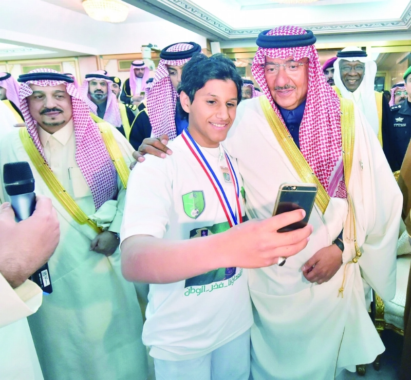 .. وفي لحظات أبوية مع أبناء الشهداء