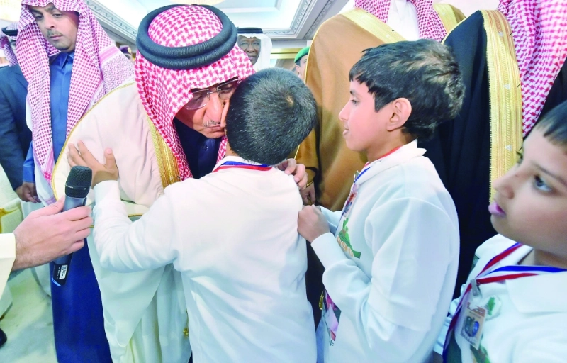 .. وفي لحظات أبوية مع أبناء الشهداء