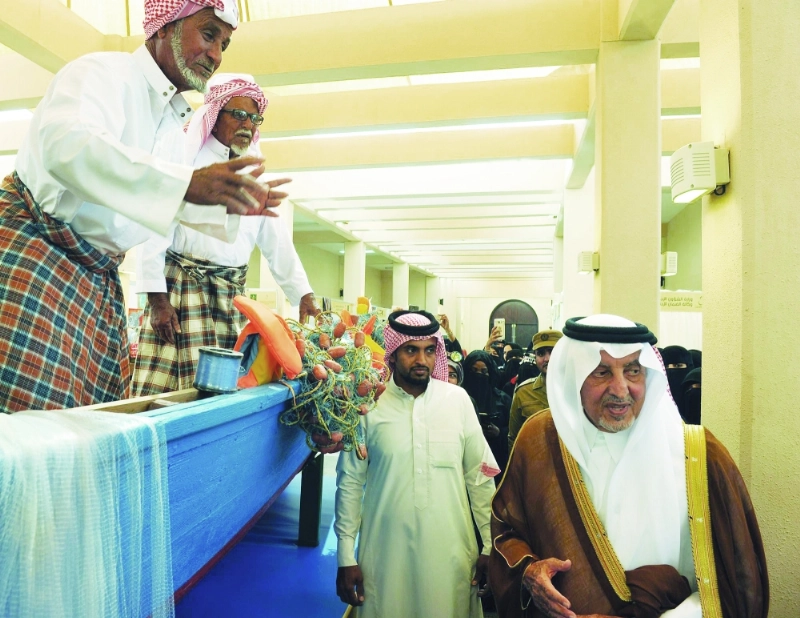 خالد الفيصل خلال تدشينه أخيرا مشاريع في ثول (واس)