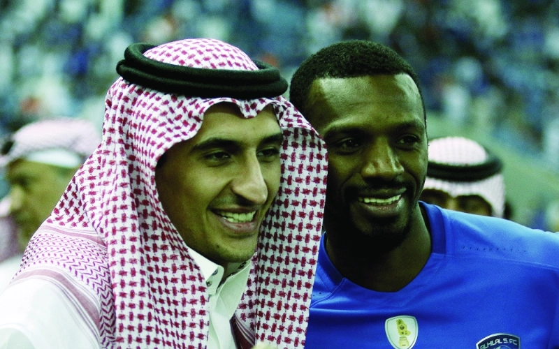 أحمد بن سلطان وإلى جانبه سعود كريري