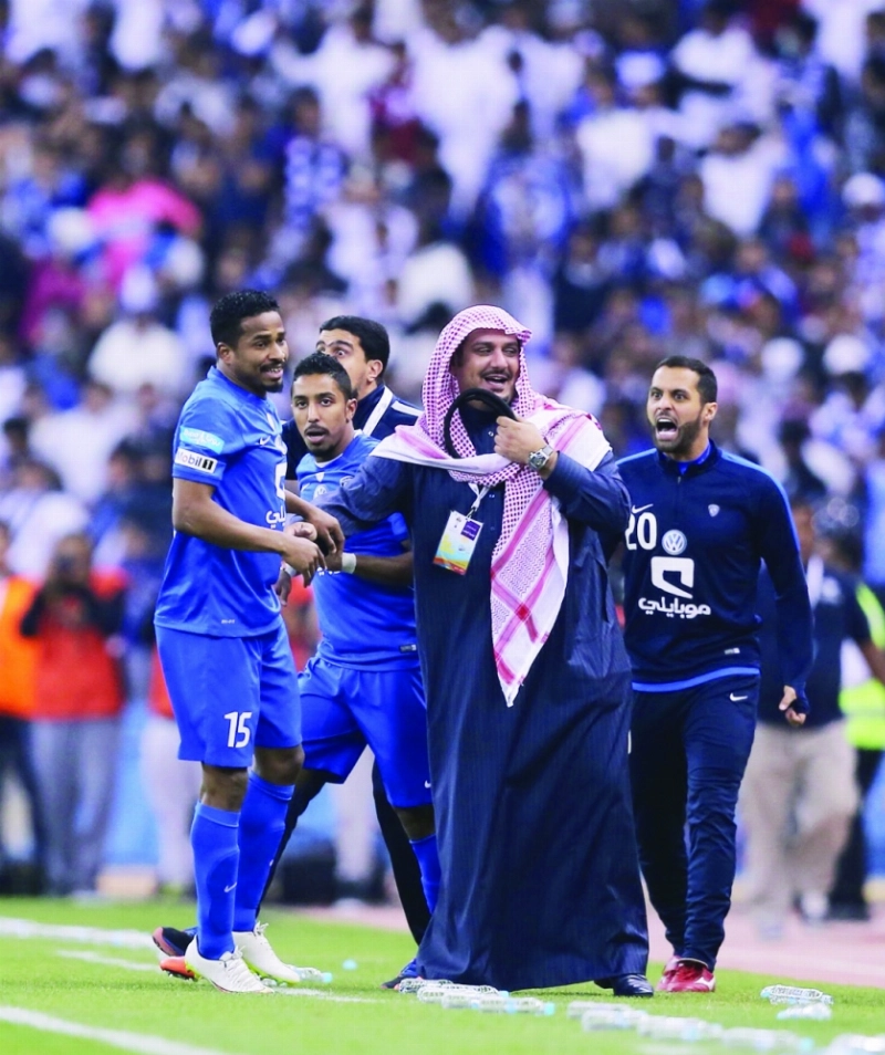 نواف بن سعد محتفلا مع اللاعبين (محمد مشهور)
