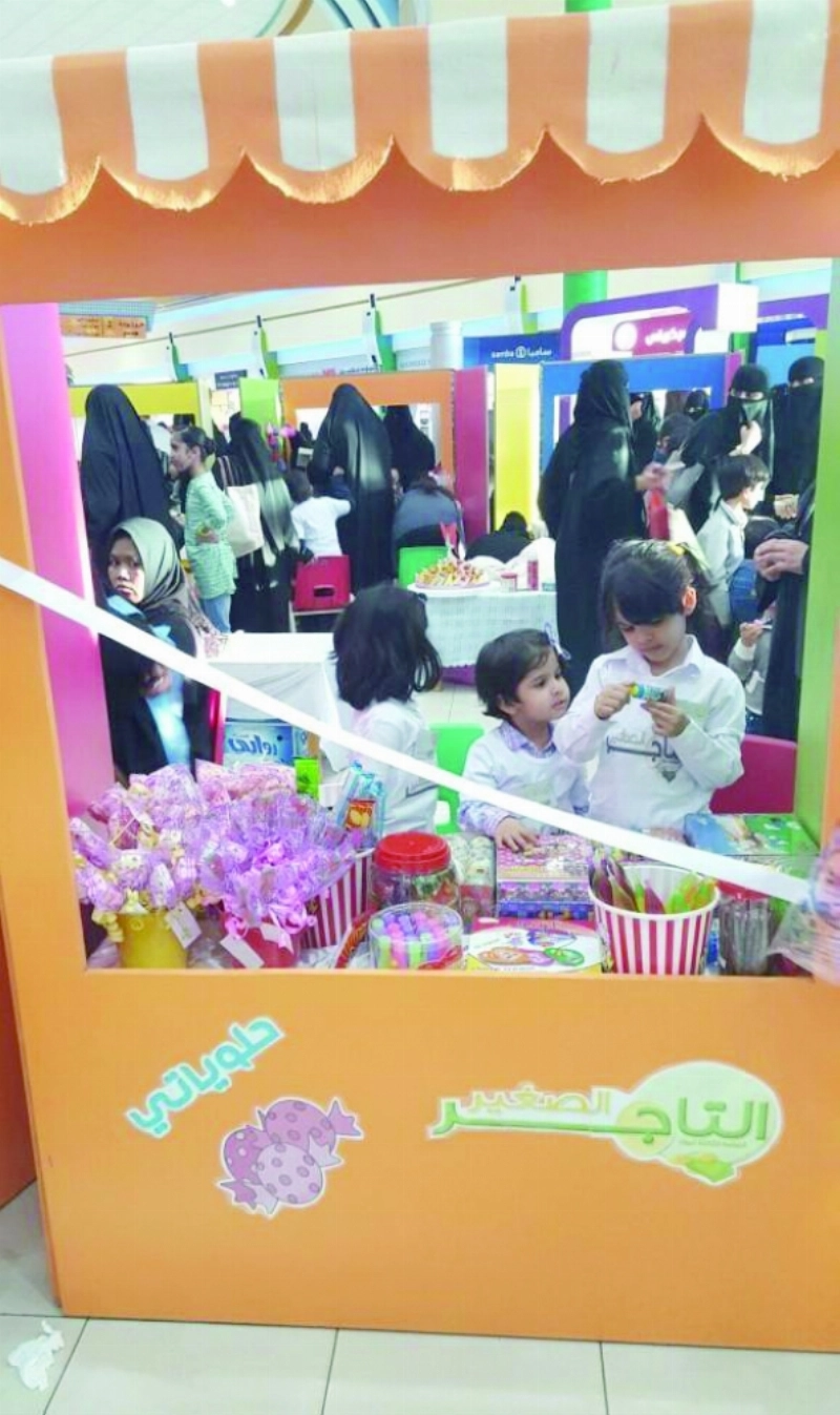 جانب من معروضات ركن التاجر الصغير (مكة)