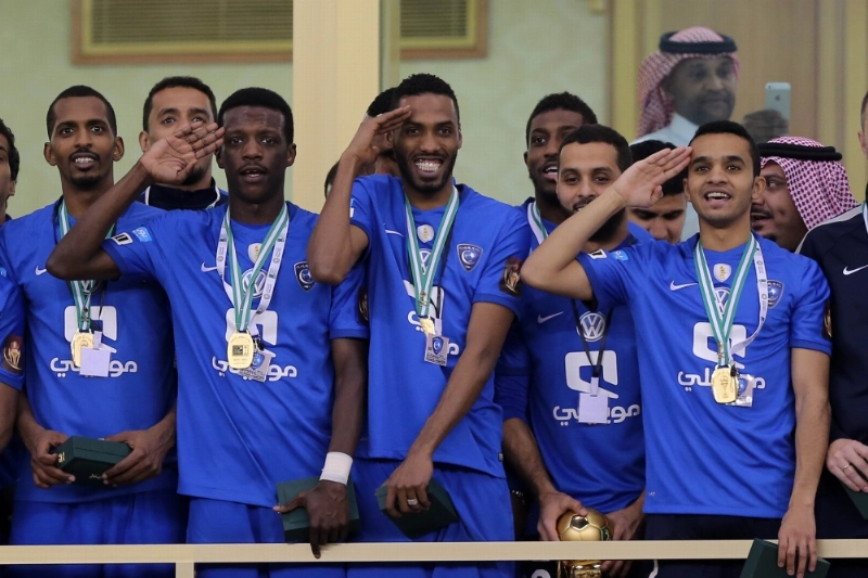 لاعبو الهلال يحتفلون بكأس ولي العهد (محمد مشهور)