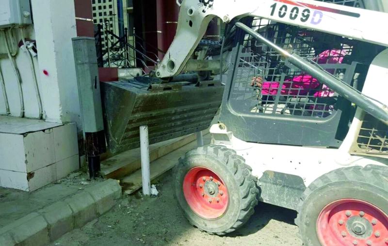 إحدى معدات البلدية خلال إزالة مواسير حجز المواقف (مكة)