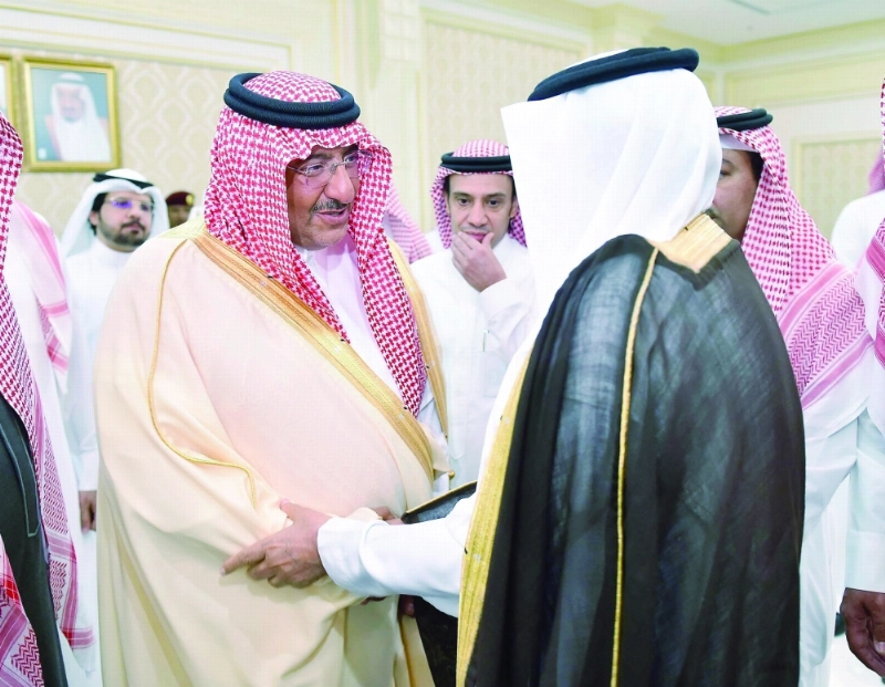 .. وخلال مصافحة أحد الحضور