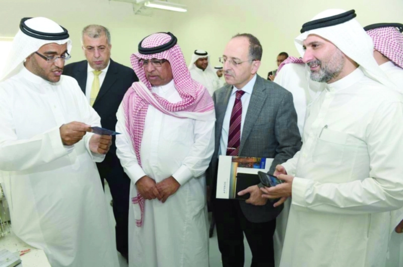 بكري عساس خلال افتتاحه أمس مصنع الحساسات الالكترونية (مكة)